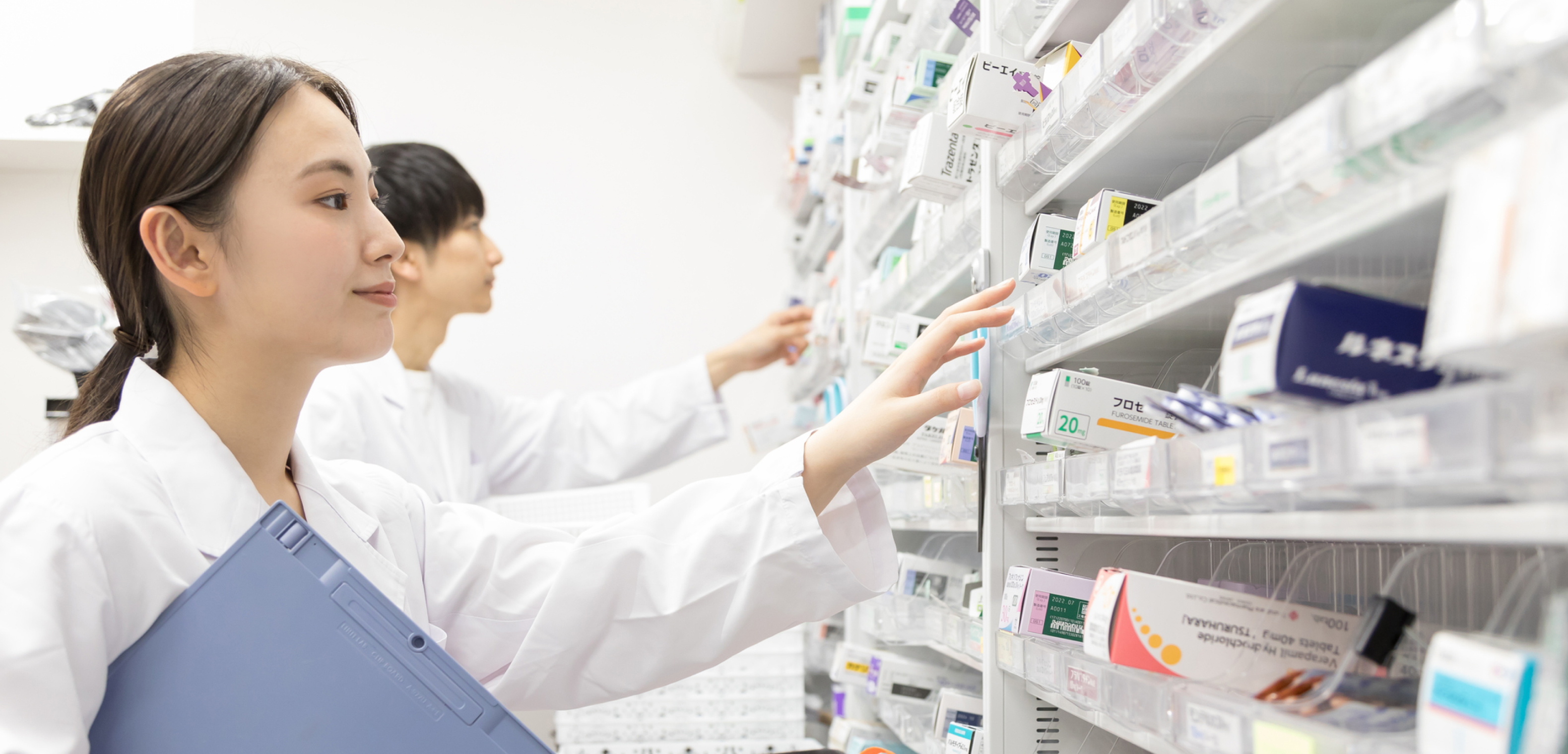 薬剤師が薬の確認をしている様子